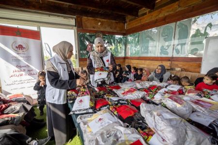 عشية العيد: وكالة بيت مال القدس توزع كسوة العيد وتمنح هدايا للأطفال في قرى القدس